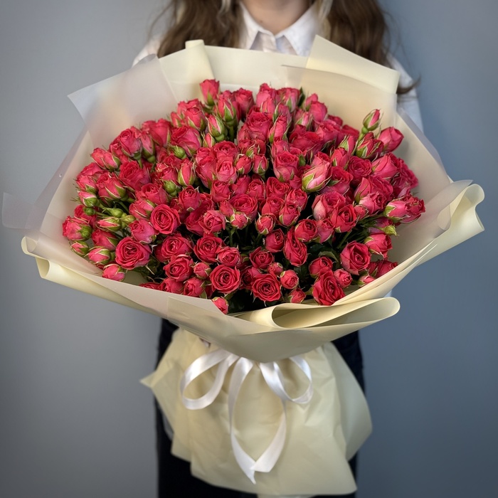 Букет из 31 кустовых ярко малиновых роз