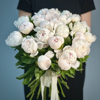 Букет из 25 бело-розовых пионов