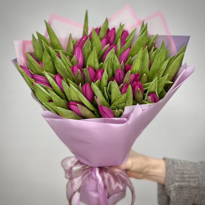 Букет из 41 фиолетовых тюльпанов