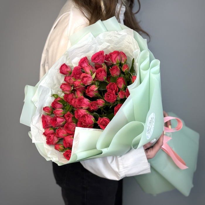 Букет из 11 кустовых ярко малиновых роз