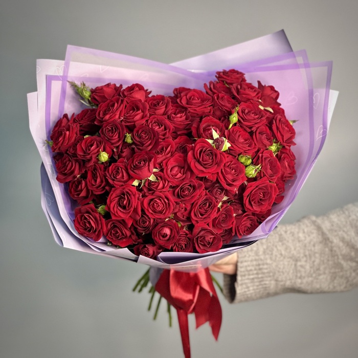 Букет из 21 кустовых красных роз Букет из 21 кустовых красных роз