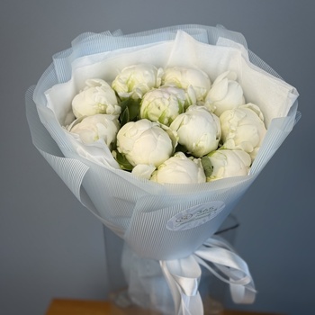 Букет из 11 белых пионов
