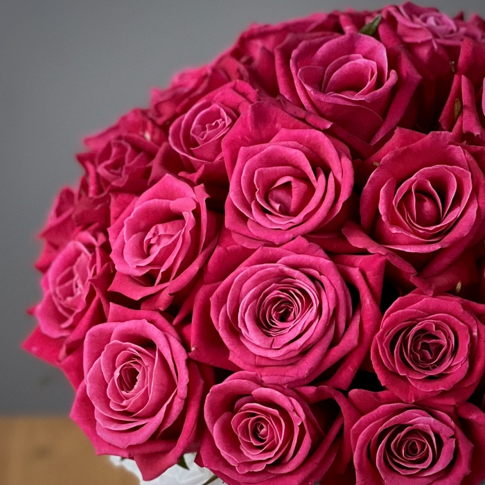 Малиновые розы в шляпной коробке M