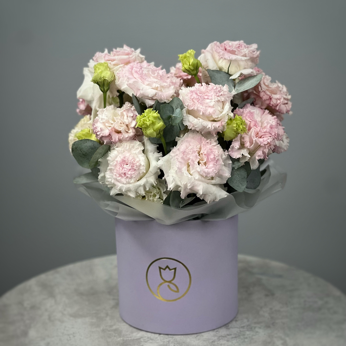 Розовый лизиантус в шляпной коробке