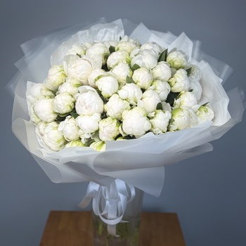 Букет из 51 белых пионов