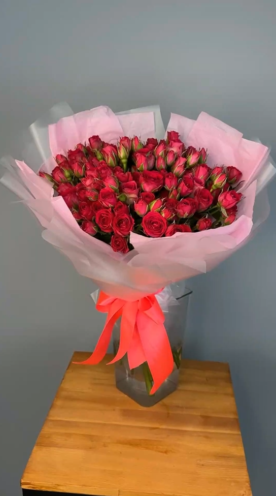 Букет из 21 кустовых ярко малиновых роз