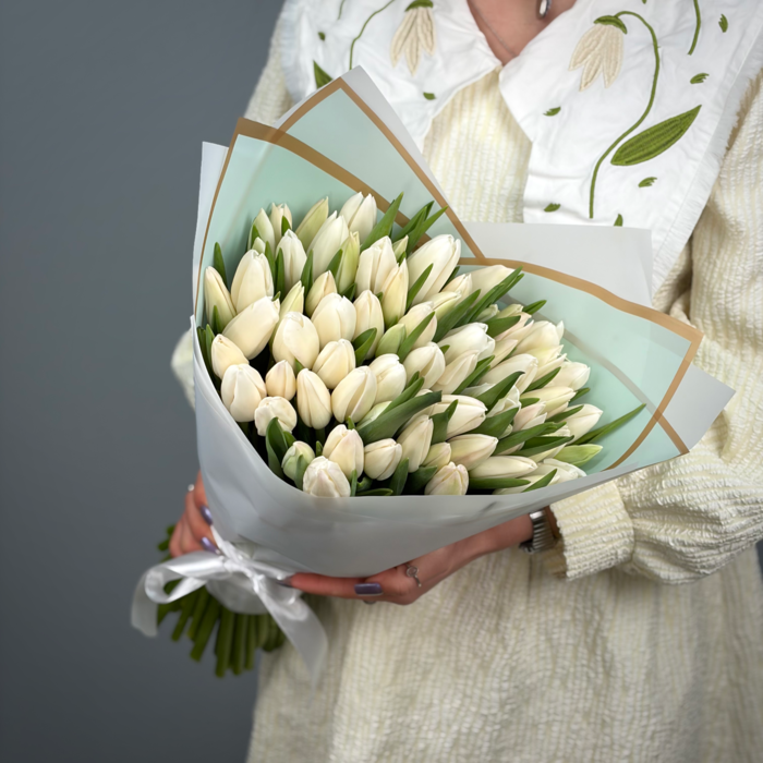 Букет из 71 белых тюльпанов