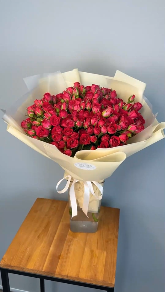 Букет из 31 кустовых ярко малиновых роз