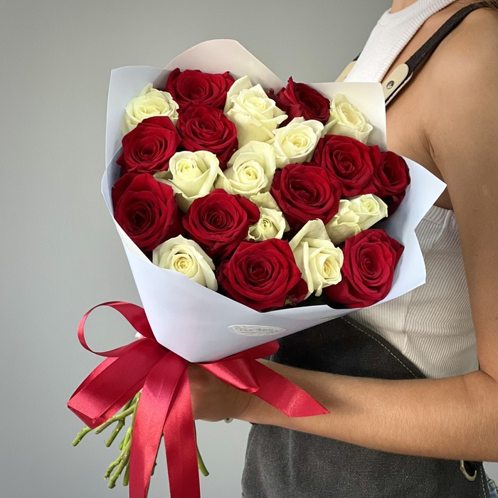Букет из 21 красной и белой розы 50 см