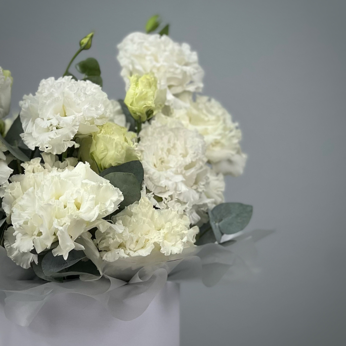 Белый лизиантус в шляпной коробке