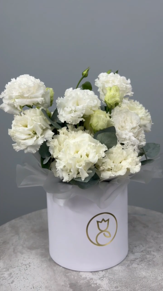 Белый лизиантус в шляпной коробке