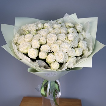Букет из 25 кустовых пионовидных белых роз