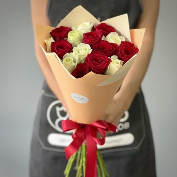 Букет из 15 красной и белой розы 50 см