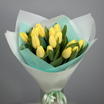 Букет из 15 кремовых тюльпанов