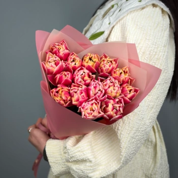 Букет из 15 малиновых пионовидных тюльпанов