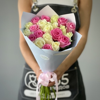 Букет из 21 белой и розовой розы 60 см