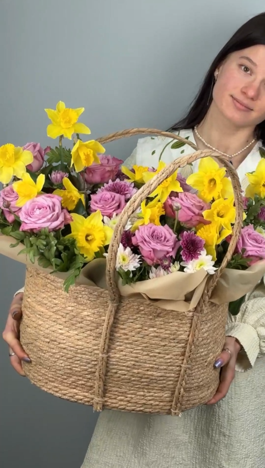 Цветы в корзине Поцелуй весны