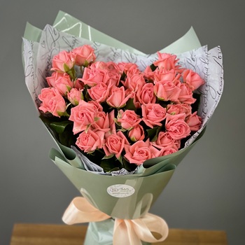 Букет из 15 кустовых коралловых роз