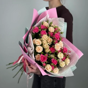 Букет из 15 кустовых малиново-бежевых роз