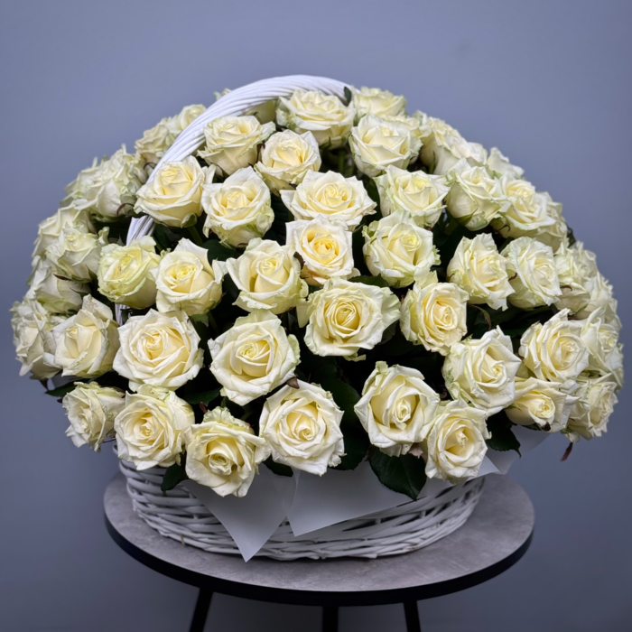 101 белая роза в корзине