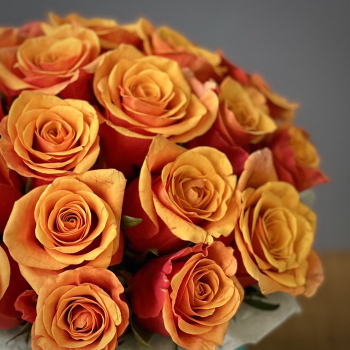 Оранжевые розы в шляпной коробке S