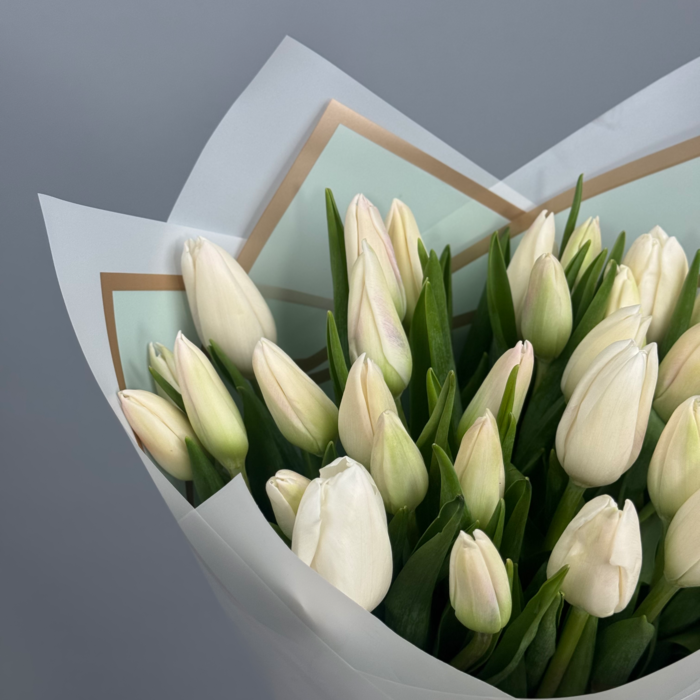 Букет из 31 белых тюльпанов