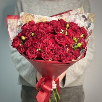 Букет из 15 кустовых красных роз