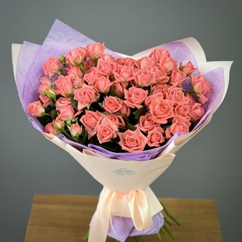 Букет из 21 кустовых коралловых роз