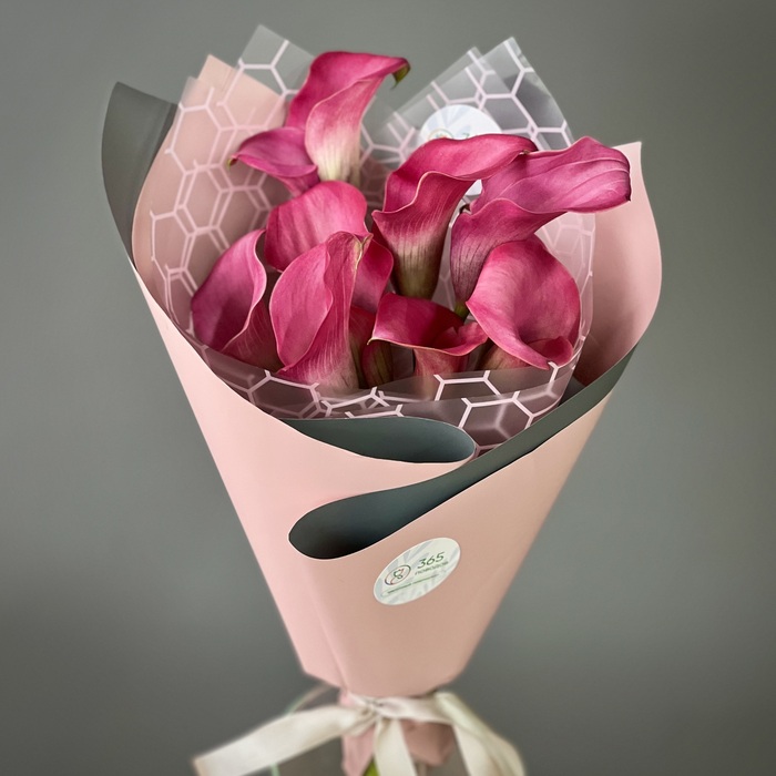 Букет из 9 малиновых калл