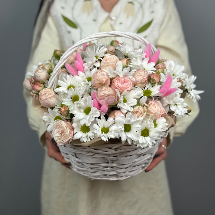 Цветы в корзине "Любит не любит"