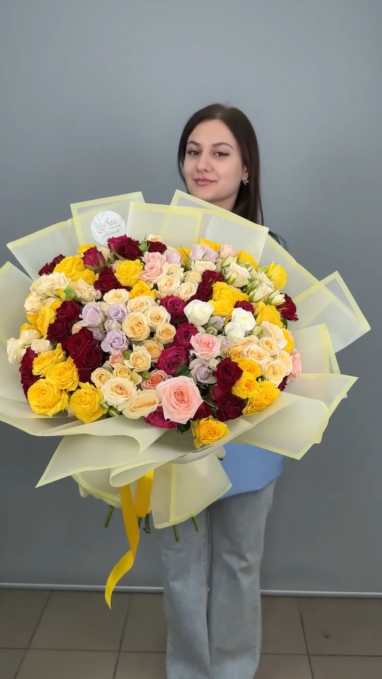 Букет из 51 ярких кустовых роз