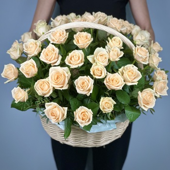 Корзина из 51 кремовой розы