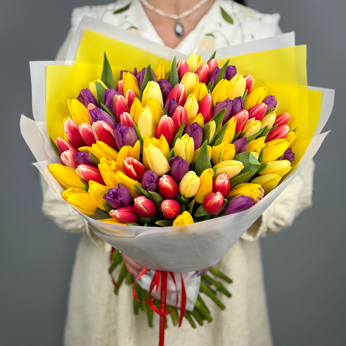 Букет из 101 тюльпанов яркий микс