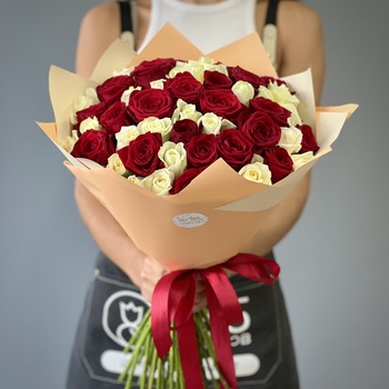 Букет из 51 красной и белой розы 50 см
