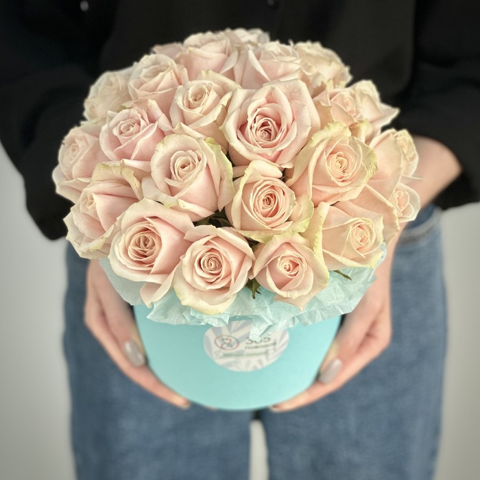 Нежно-розовые розы в шляпной коробке S