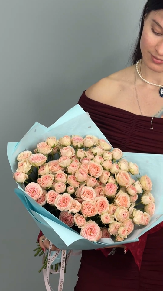 Букет из 25 кустовых роз "Тайна любви"