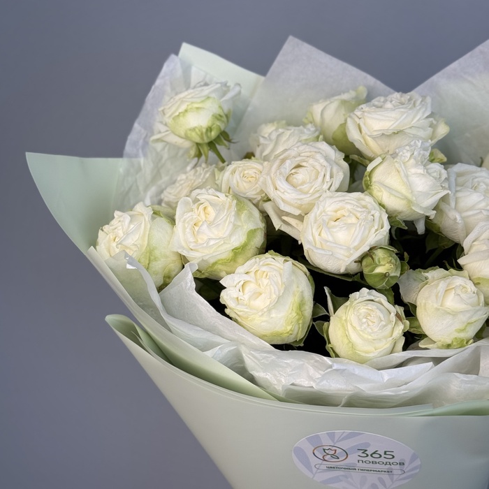Букет из 9 кустовых пионовидных белых роз