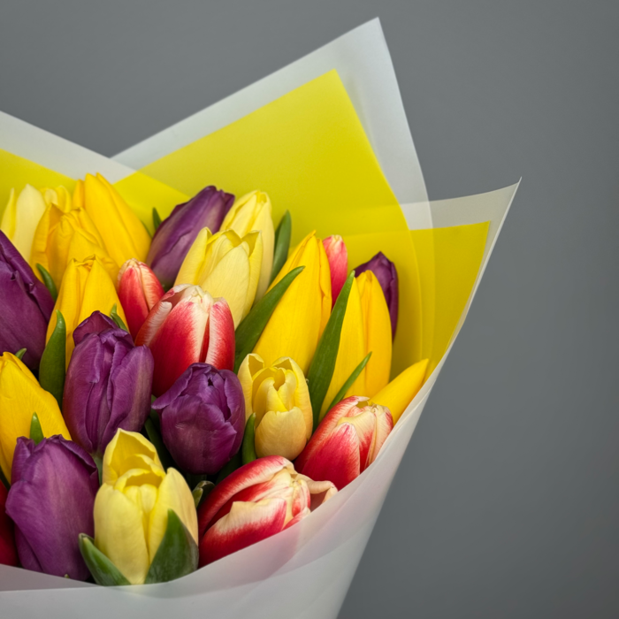 Букет из 31 тюльпанов яркий микс