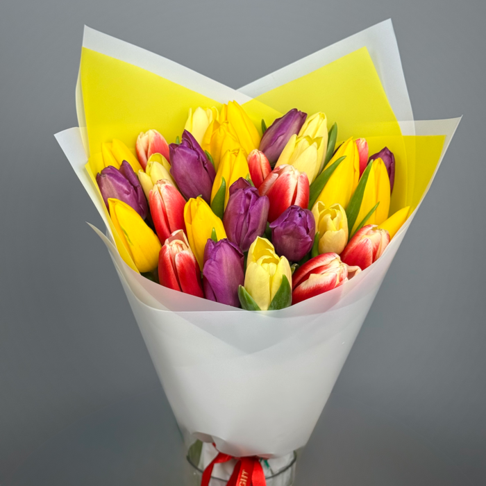 Букет из 31 тюльпанов яркий микс