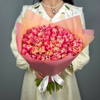 Букет из 71 малиновых пионовидных тюльпанов