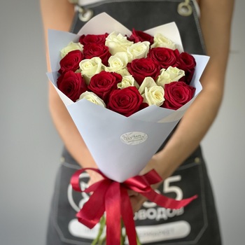 Букет из 21 красной и белой розы 70 см