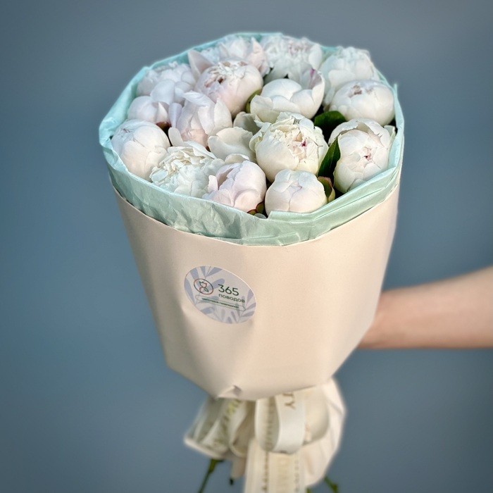 Букет из 15 бело-розовых пионов