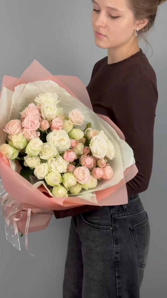 Букет из 11 кустовых розово-белых пионовидных роз