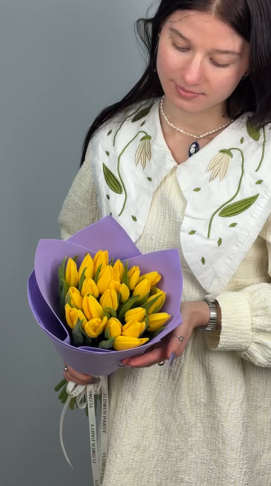 Букет из 21 желтых тюльпанов