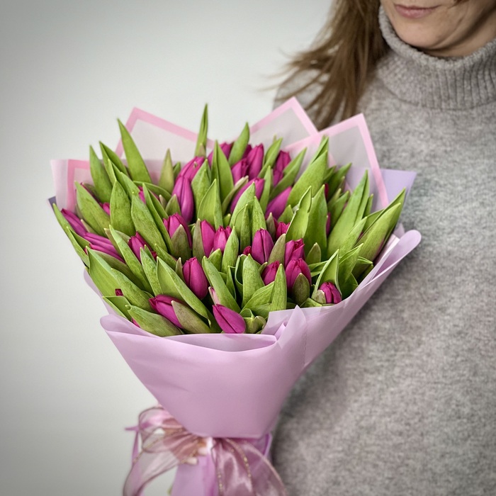 Букет из 101 фиолетовых тюльпанов