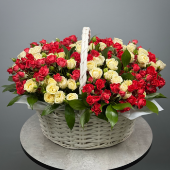 Корзина из кустовых бело-малиновых роз 