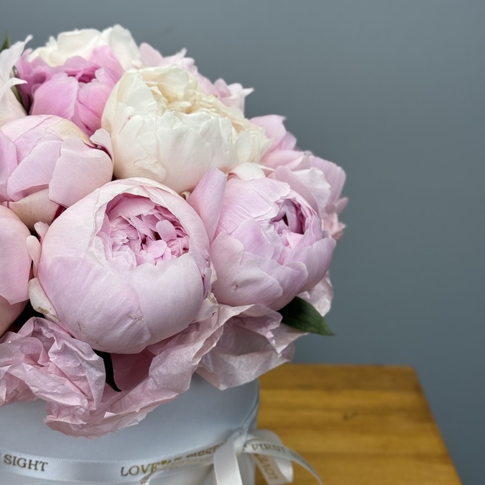 Цветы в коробке Пионы