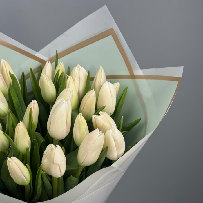 Букет из 31 белых тюльпанов