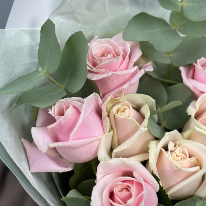 Букет Нежный микс роз с эвкалиптом