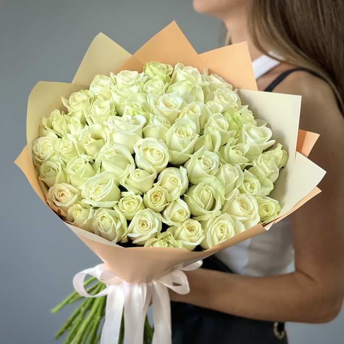 Букет из 71 белой розы 40 см